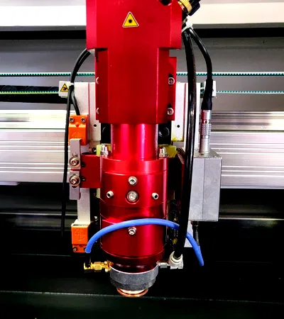 حامل عدسة 101.6 mm مركّب في رأس ليزر المعادن