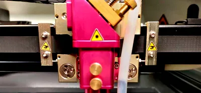 Point de fixation de la courroie sur la tête laser