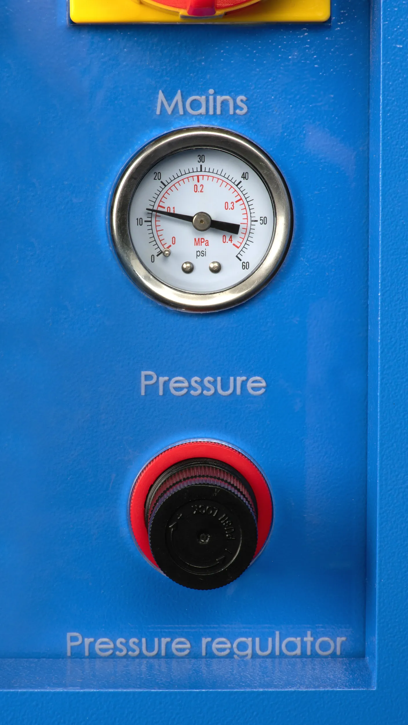 Drehknopf des Druckreglers und Manometer an der Seite der BRM Pro