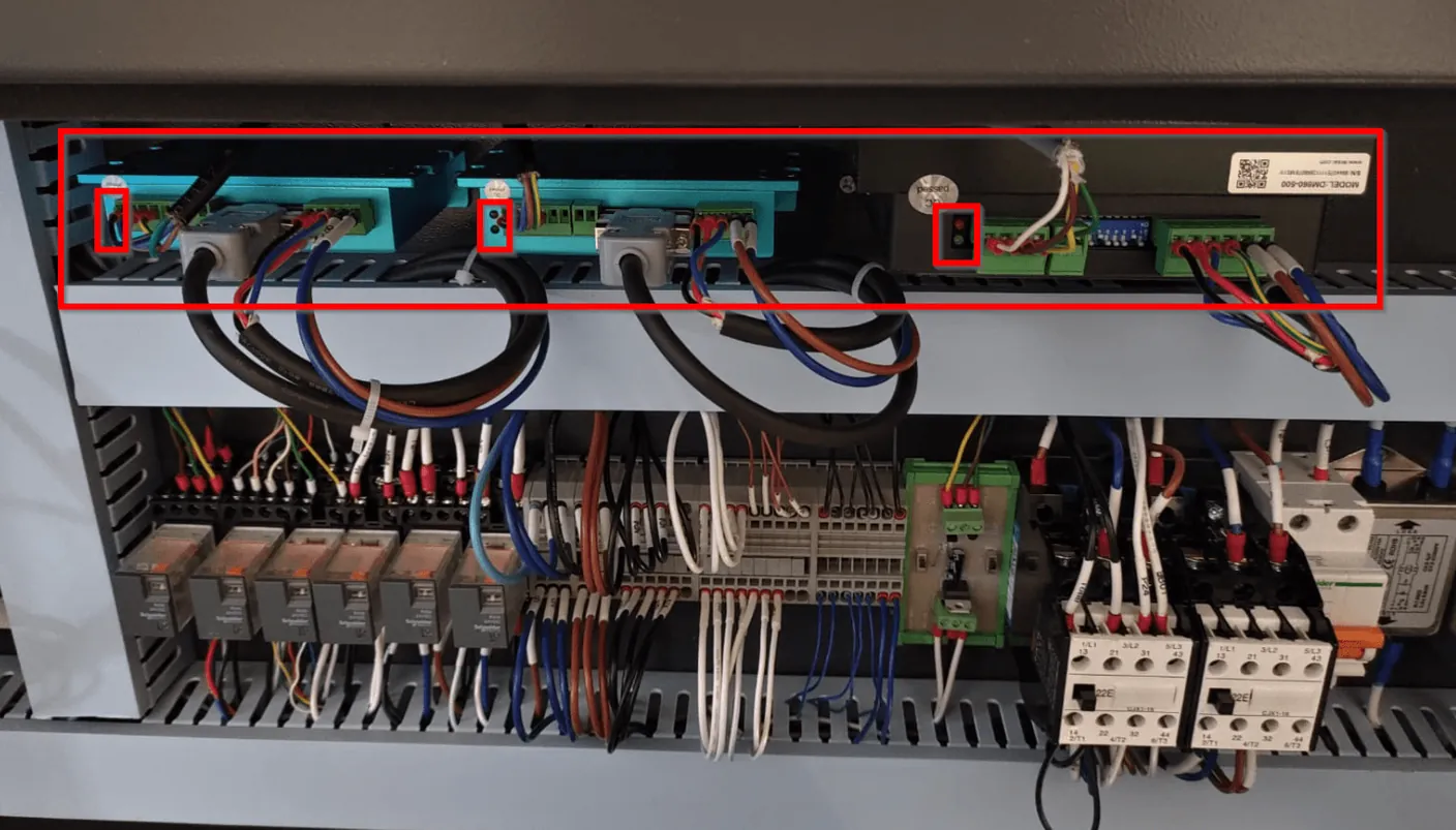 Drivers van de stappenmotoren met de statuslampjes gemarkeerd in de elektrakast van de BRM Original