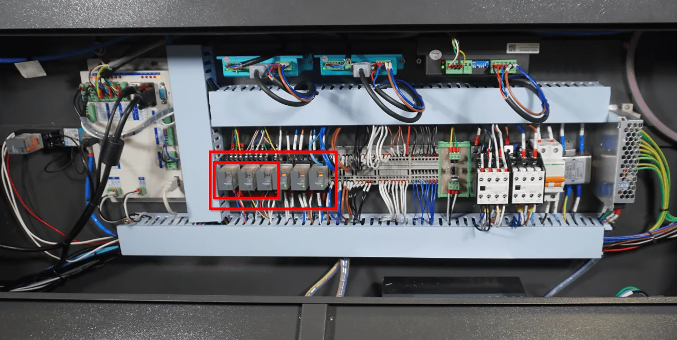 Relais die schakelen tussen de Y-as en de U-as van de rotatie in de elektrakast van de BRM Original