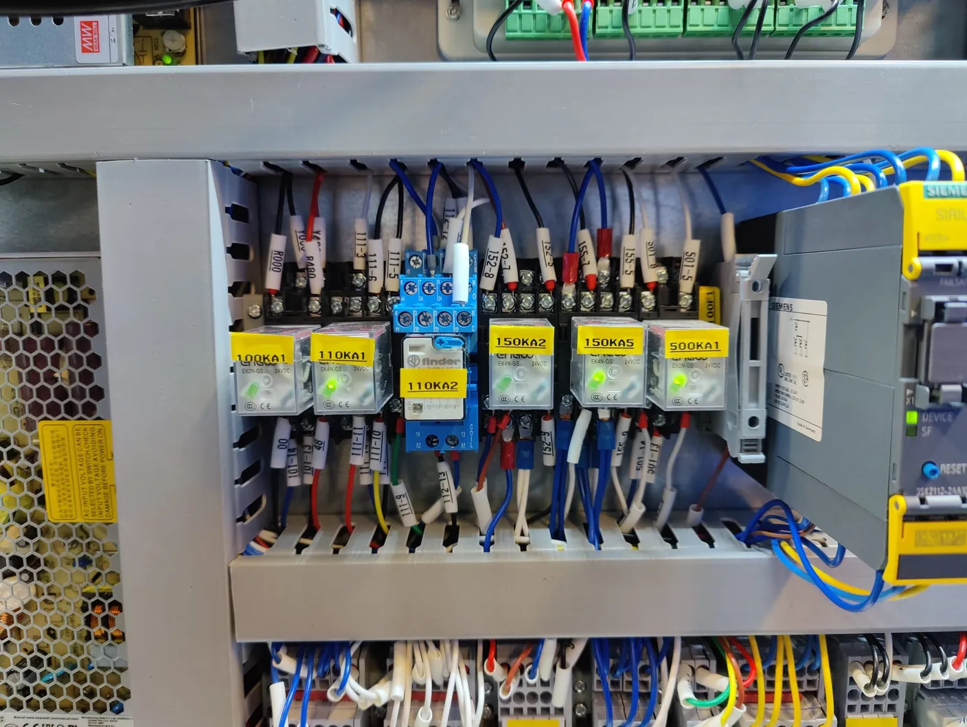 Relais 100KA1 tussen de relais in de elektrakast van de BRM Pro