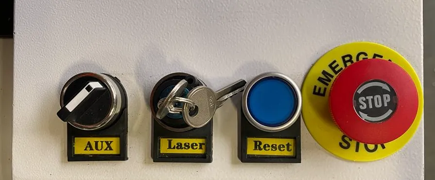 Schalterfeld oben auf der BRM Slim: AUX, Schlüsselschalter Laser, Reset-Taste und Not-Aus
