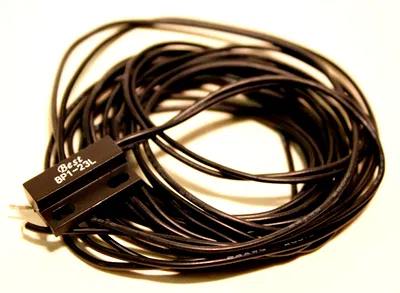 Magnetische reedsensor voor het refereren van de assen