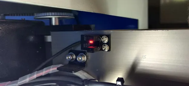 An der X-Achse montierter optischer Gabelsensor mit leuchtender roter LED