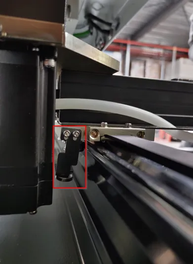 Referenzmagnet in seiner Halterung an der Y-Achse