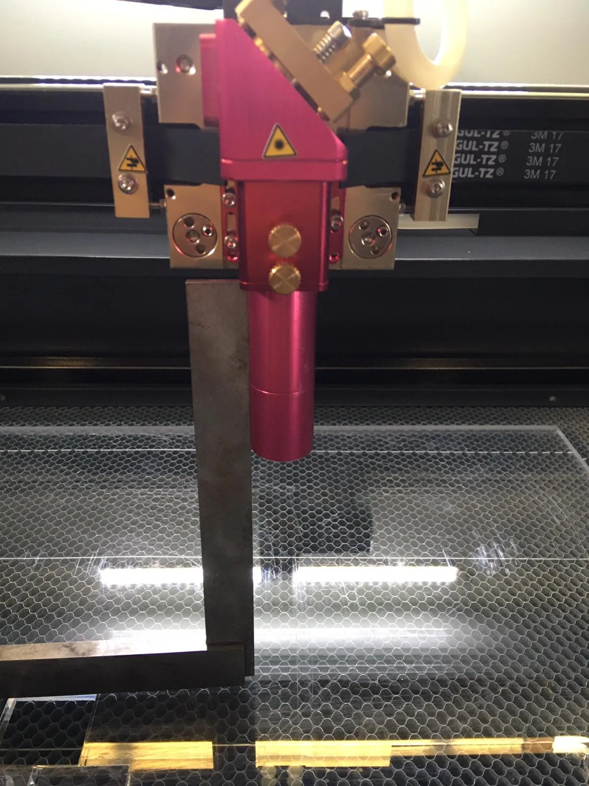 Mit einem Anschlagwinkel prüfen, ob der Laserkopf der BRM Original im 90°-Winkel steht