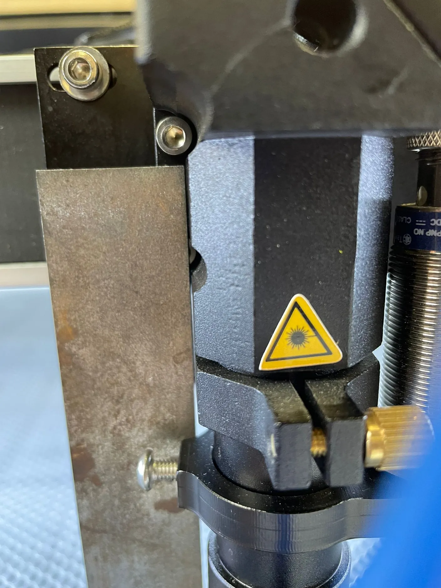 Nahaufnahme des Anschlagwinkels am Laserkopf der BRM Pro