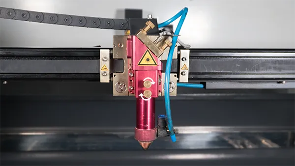 Tightening the lens shaft fixation bolts on the laser head