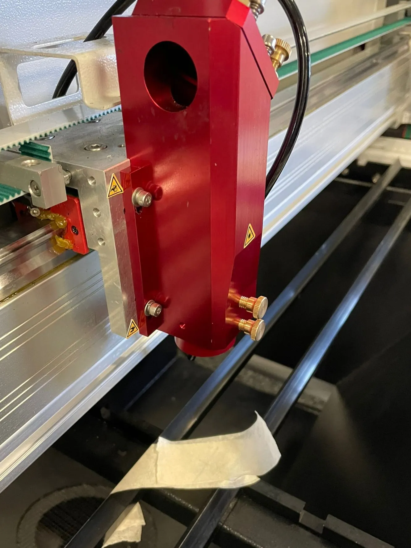 Laserkop boven nieuwe afplaktape voor de test van de laserbron