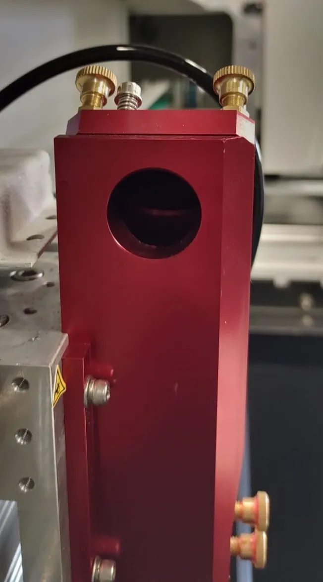 Instroomopening van de laserstraal aan de zijkant van de laserkop