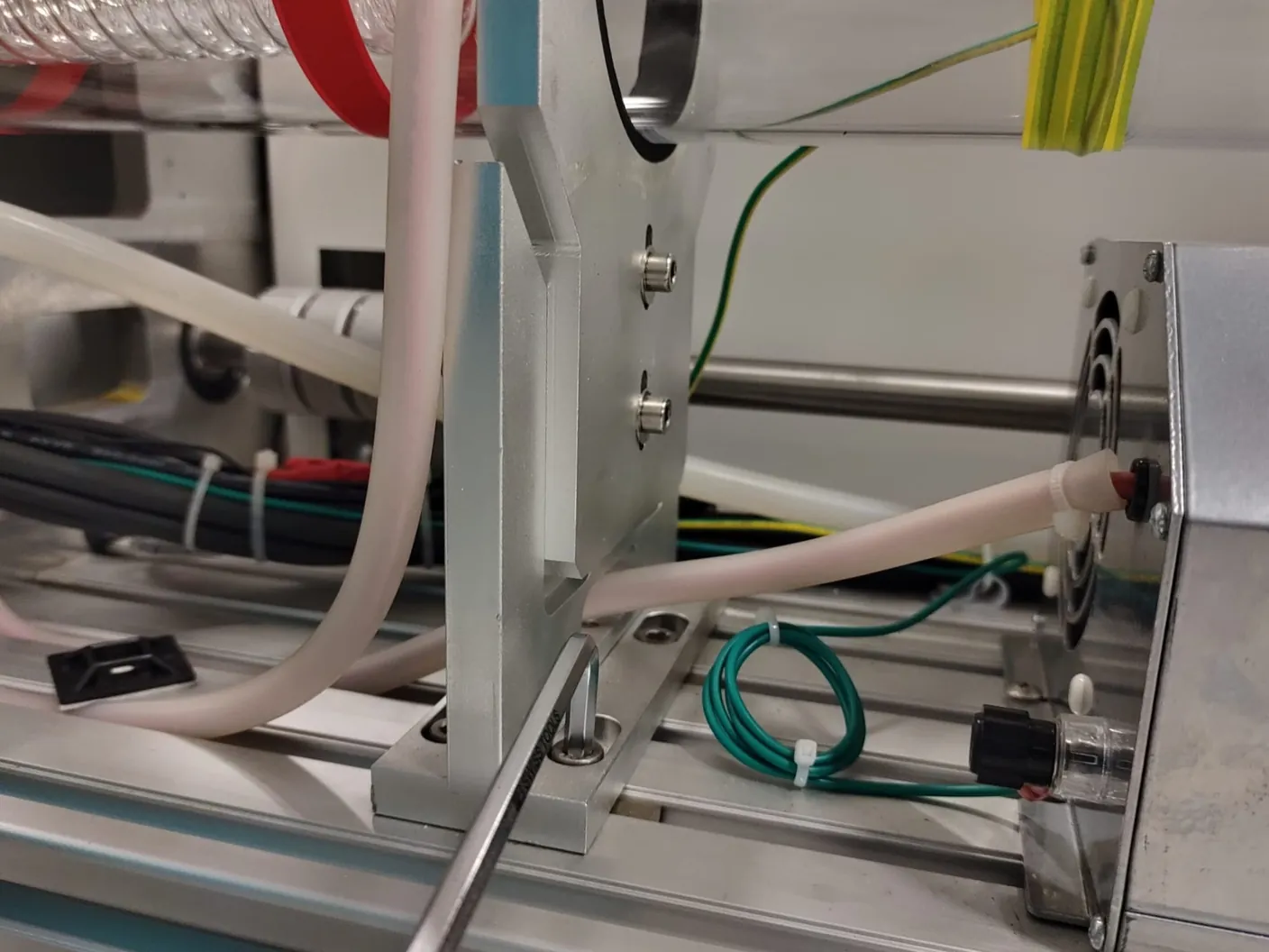 Inbussleutel op de voor-achterverstelling van de laserbronhouder