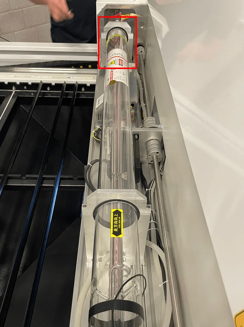 Laserbronhouder het verst van de spiegels, gemarkeerd als de houder die je afstelt
