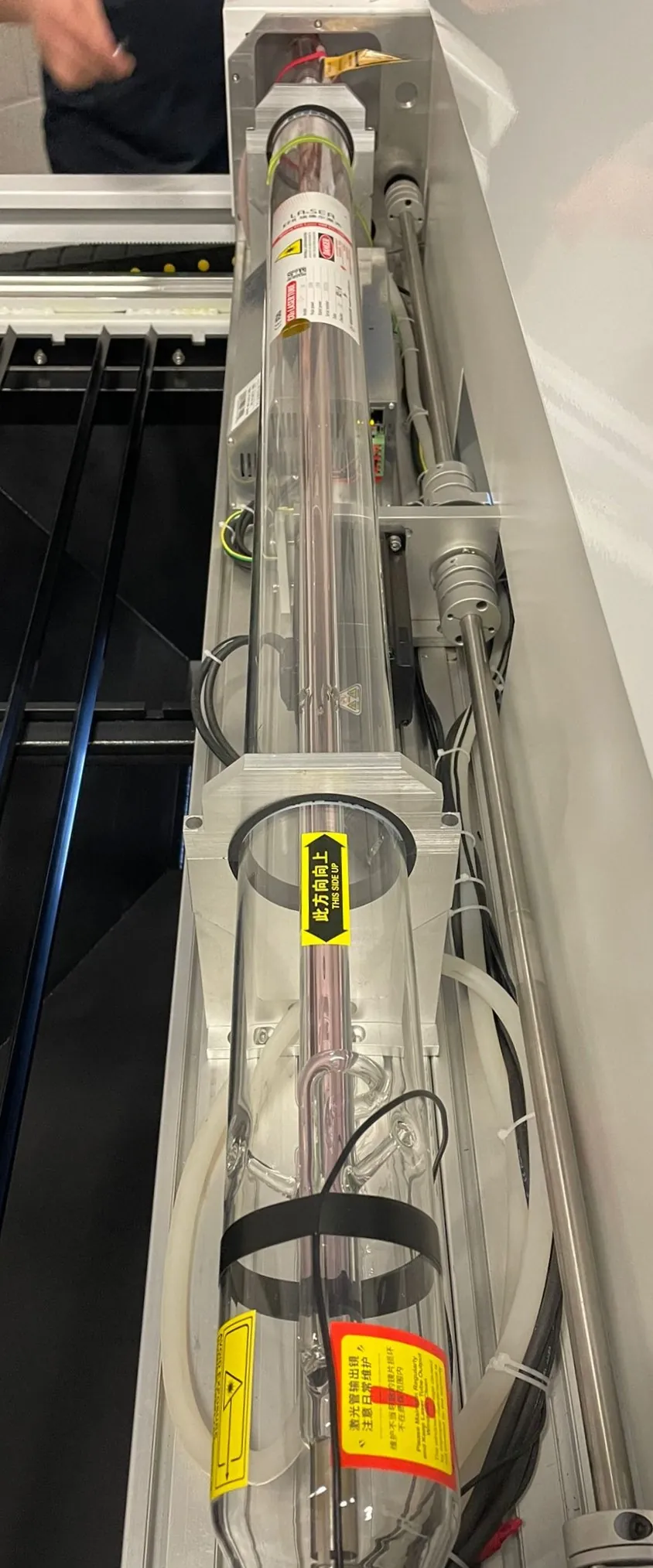 CO₂-laserbron in de houders met de afdekkap eraf op een Open Bed-machine