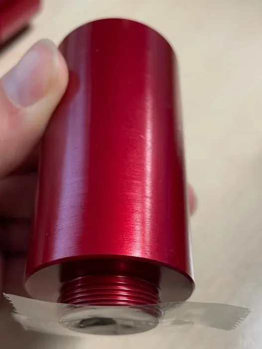 Bovendeel van de lensschacht met doorzichtige tape over de opening met schroefdraad
