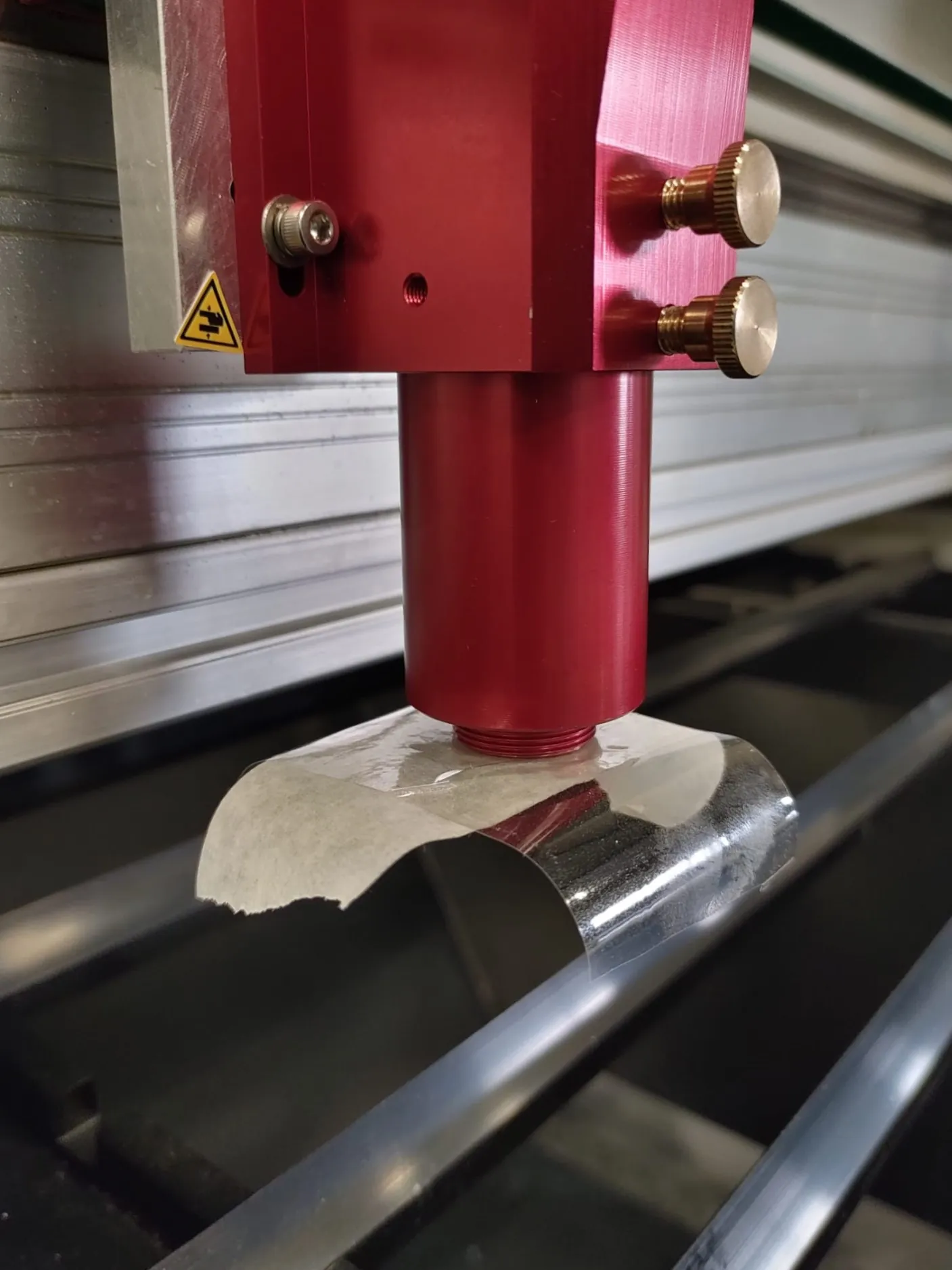 Afplaktape kruislings onder de laserkop voor de test van spiegel 3