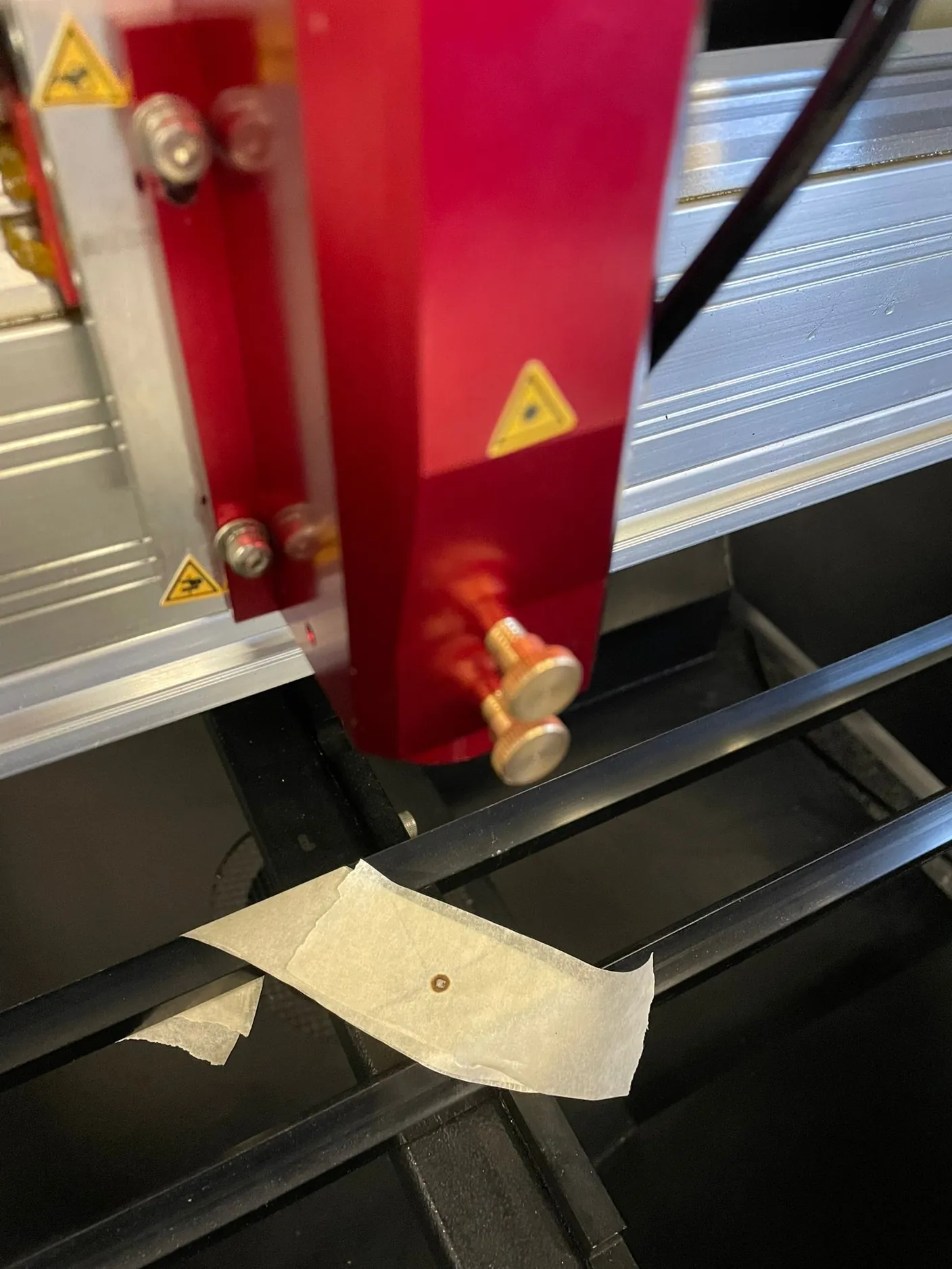 Brandplek van de testpuls op de afplaktape, vergeleken met de pluslijn