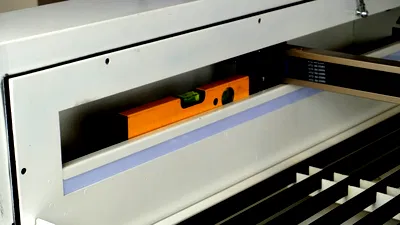 Waterpas op de linker Y-asgeleiding