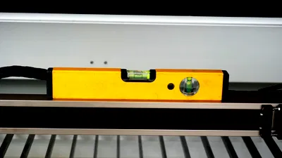 Waterpas op het portaal van de X-as om de lasermachine waterpas te zetten