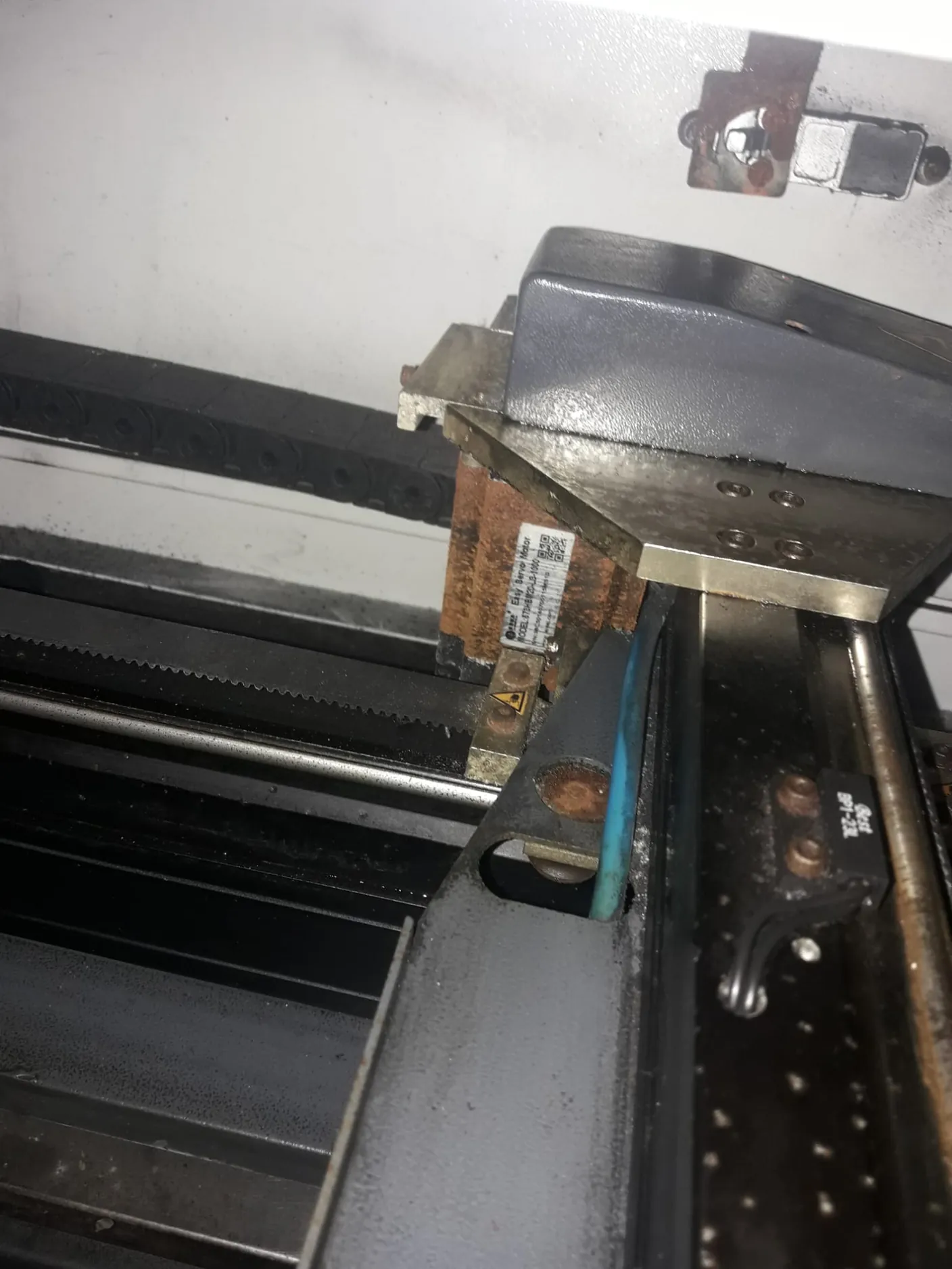 محرك خطوي وعجلة توجيه متآكلان بفعل الكلور الناتج عن قطع PVC
