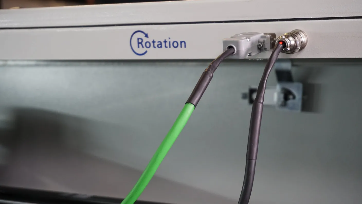 Stecker der Rotationseinheit an den Rotation-Anschlüssen der BRM Original