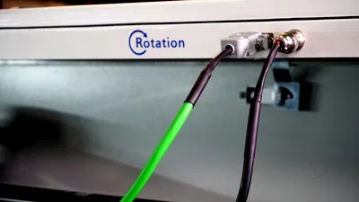 Stekkers van de rotatie aangesloten op de Rotation-aansluitingen van de BRM Original