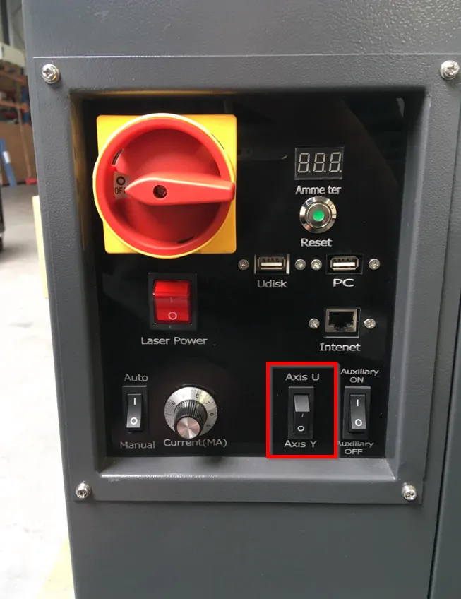 Schalterfeld der BRM Original mit markiertem Schalter Axis U / Axis Y