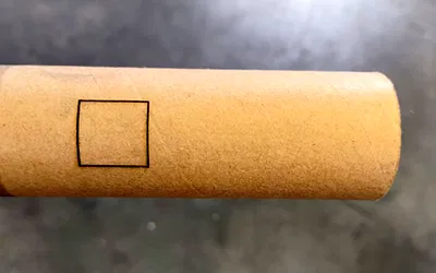 Quadrato di prova di 2 x 2 cm marcato su un rotolo di cartone sul rotativo
